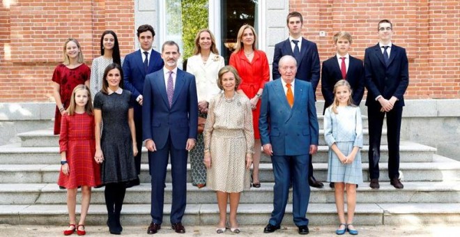 Los integrantes de la Familia Real posan en el almuerzo familiar en el Palacio de La Zarzuela con motivo del 80 aniversario de Su Majestad la Reina Doña Sofía. Francisco Gómez / EFE