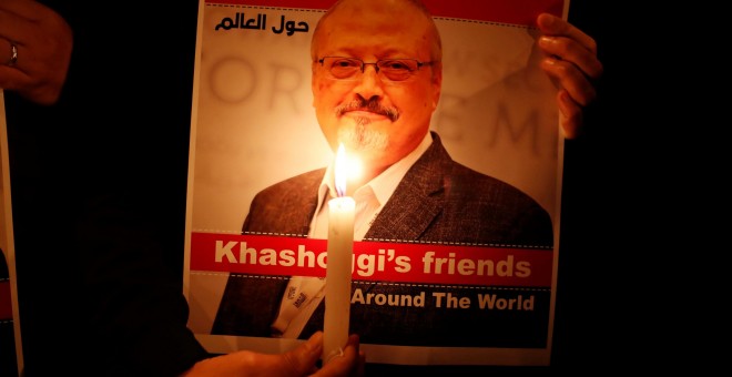 Un manifestante ilumina con una vela una imagen del periodista Jamal Khashoggi, asesinado en el consulado de Arabia Saudí en Estambul.- Osman Orsal/REUTERS