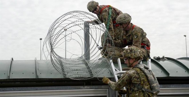 02/11/2018.- Los primeros estadounidenses soldados llegan a Hidalgo (Texas), que fronteriza con México. EFE/EPA/Alexandra Minor.