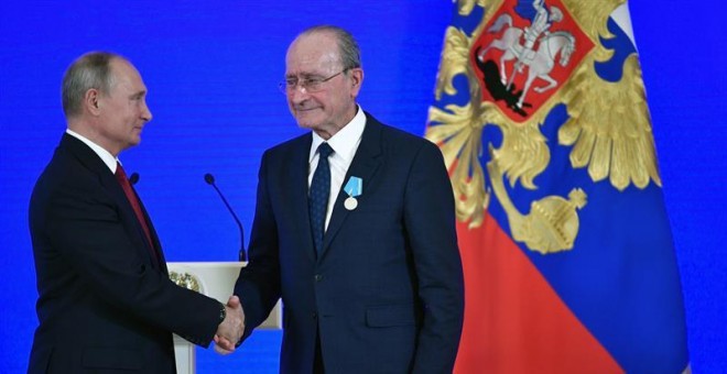 El presidente ruso, Vladimir Putin (i), condecora al alcalde de Málaga, Francisco de la Torre (d), durante una ceremonia en Moscú (Rusia) hoy, 4 de noviembre de 2018. De la Torre fue condecorado hoy por Putin con la Medalla Pushkin por su contribución a l