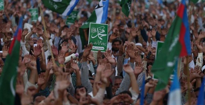 04/11/2018.-  Miles de islamistas radicales del Tehreek-e-Labbaik Pakistán (TLP) protestan contra la absolución de Asia Bibi en Karachi, Pakistán. EFE/EPA/Shahzaib Akber