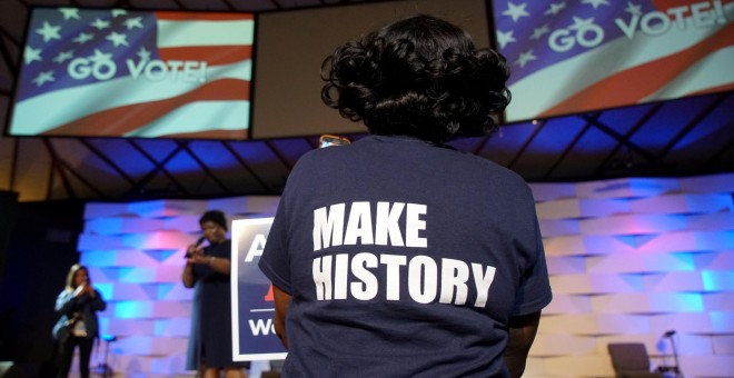 Una seguidora de Stacey Abrams escucha a la candidata demócrata a gobernadora por Georgia. - REUTERS