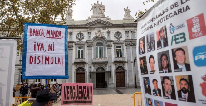 Grupos de personas se concentran ante la sede del Tribunal Supremo que resuelve sobre la sentencia que atribuía a la banca el pago del impuesto de las hipotecas . EFE/Rodrigo Jimenez