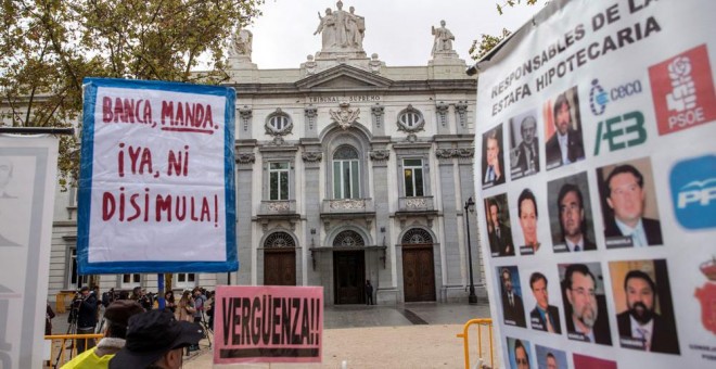 Grupos de personas se concentran ante la sede del Tribunal Supremo que resuelve sobre la sentencia que atribuía a la banca el pago del impuesto de las hipotecas . EFE/Rodrigo Jimenez