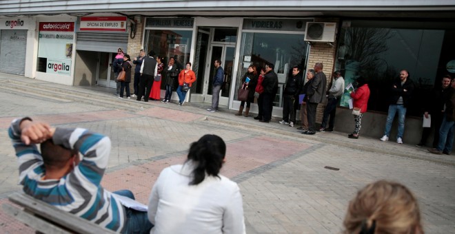 Personas haciendo cola en una oficina de Empleo de la Comunidad de Madrid. REUTERS/Andrea Comas