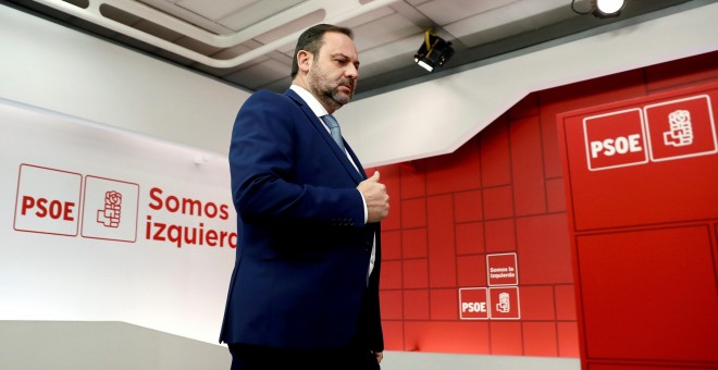 El secretario de Organización y ministro de Fomento, José Luís Abalos, durante la rueda de prensa que ofreció tras la reunión de la Comisión Ejecutiva Federal, en la sede de Ferraz. . EFE/Mariscal