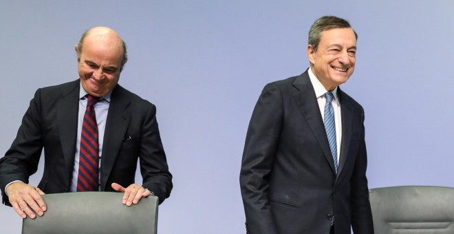 El presidente del BCE, Mario Draghi, y el vicepresidente, Luis de Guindos, antes de la rueda de prensa posterior a la reunión del Consejo de Gobierno de la entidad, en Fráncfort. EFE