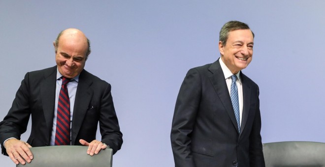 El presidente del BCE, Mario Draghi, y el vicepresidente, Luis de Guindos, antes de la rueda de prensa posterior a la reunión del Consejo de Gobierno de la entidad, en Fráncfort. EFE