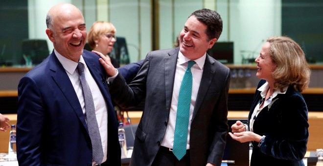 La ministra de Ecomía, Nada Calviño, conversa con el comisario de Asuntos Económicos, Pierre Moscovici, y el ministro irlandés de Finanzas, Paschal Donohoe, antes del comienzo de la reunión del Eurogrupo, en Bruselas. REUTERS/Francois Lenoir