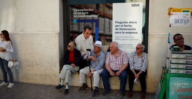 Un grupo de pensionistas sentados en la ventada de una sucursal del banco BBVA en Málaga. REUTERS/Jon Nazca
