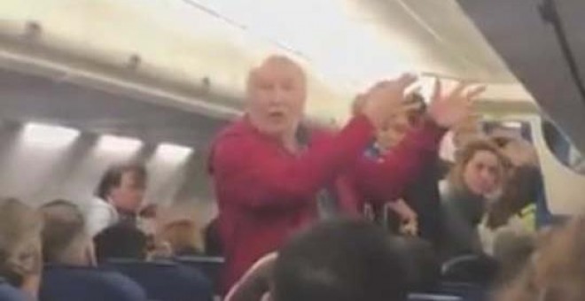 El hombre expulsado del avión explica el incidente al resto del pasaje. (TWITTER)
