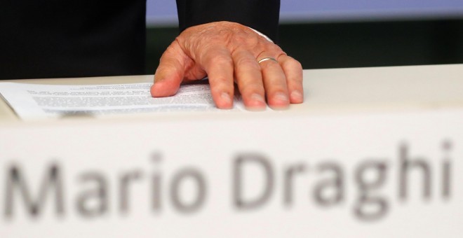 Detalle de la mano del presidente del BCE Mario Draghi en la rueda de prensta tras la última reunión del Consejo de Gobierno de la entidad, en Fráncfort. REUTERS/Kai Pfaffenbach