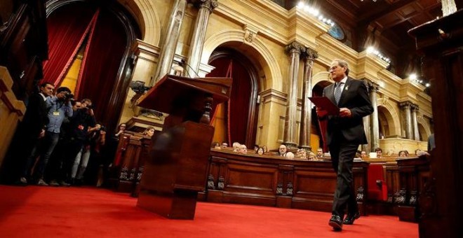 Torra dirigint-se al faristol del Parlament. EFE / Alberto Estévez.