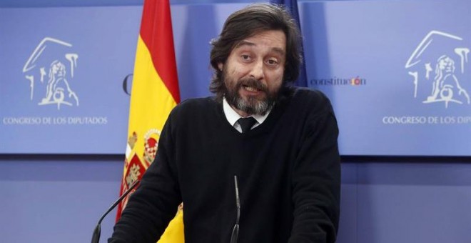 El diputado de Unidos Podemos Rafael Mayoral durante la rueda de prensa que ha ofrecido hoy en el Congreso de los Diputados. EFE/J.J. Guillén