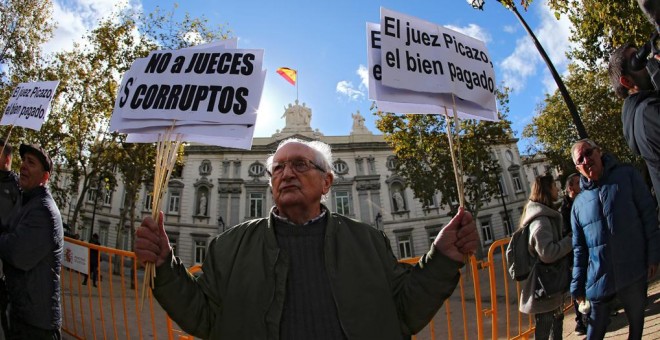 Un grupo de manifestantes protesta contra la decisión del Tribunal Supremo sobre las hipotecas, frente al mismo edificio. EFE/Rodrigo Jimenez