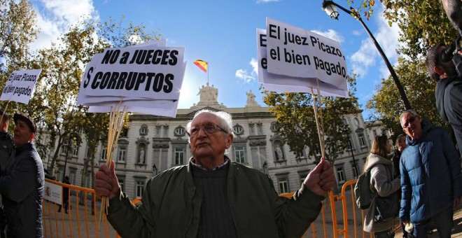 Un grupo de manifestantes protesta contra la decisión del Tribunal Supremo sobre las hipotecas, frente al mismo edificio. EFE/Rodrigo Jimenez