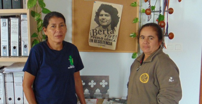 Vidalina Morales y Manuela Morales, activistas salvadoreñas que han encabezado la lucha contra la minería en el país. / HÈCTOR SERRA