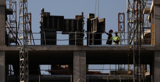 Trabajadores de la construcción en una edificación de viviendas en Madrid. REUTERS/Susana Vera