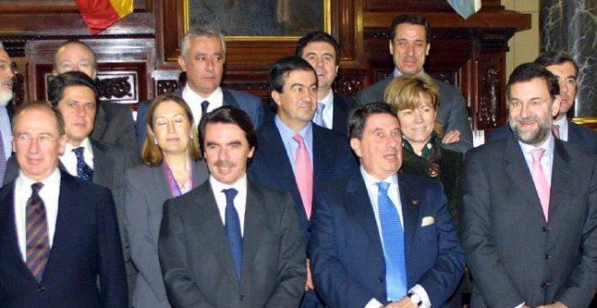 El exalcalde de A Coruña, Francisco Vázquez, posa junto al Gobierno de José María Aznar, que celebró un Consejo de Ministros en A Coruña en pleno escándalo del Prestige.- EFE