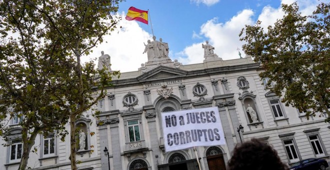 Una mujer con pancarta en una protesta contra la decisión del Tribunal Supremo sobre las hipotecas, frente a su sede en Madrid. REUTERS/Juan Medina