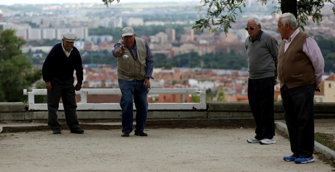 Unos pensionistas juegan a la petanca en un parque de Madrid. REUTERS/Sergio Perez