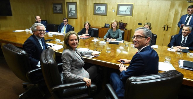 La ministra de Economía, Nadia Calviño junto con el gobernador del Banco de España, Pablo Hernández de Cos (d), y el presidente de la Comisión Nacional del Mercado de Valores, Sebastián Albella (i), durante la reunión del Comité de Estabilidad Financiera