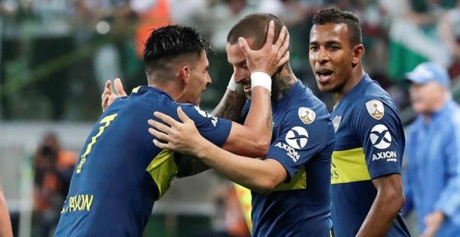 Dario Benedetto (c) de Boca Juniors celebra un gol hoy, miércoles 31 de octubre de 2018, en el partido de vuelta de semifinales de la Copa Libertadores, entre Palmeiras de Brasil y el Boca Juniors de Argentina, en el estadio Allianz Parque, de Sao Paulo (