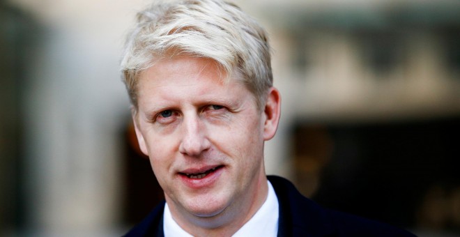 El miembro del Parlamento, Jo Johnson, abandona la Broadcasting House de la BBC, en Londres. REUTERS