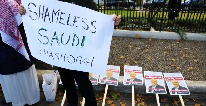 Un manifestante protesta frente a la embajada de Arabia Saudí en Londres por el asesinato de Jamal Khashoggi. SIMON DAWSON/REUTERS