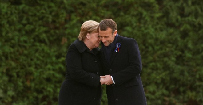 El presidente francés, Emmanuel Macron, y la canciller alemana, Angela Merkel, se agarran de las manos durante la conmemoración del armisticio de 1918. Philippe Wojazer/REUTERS