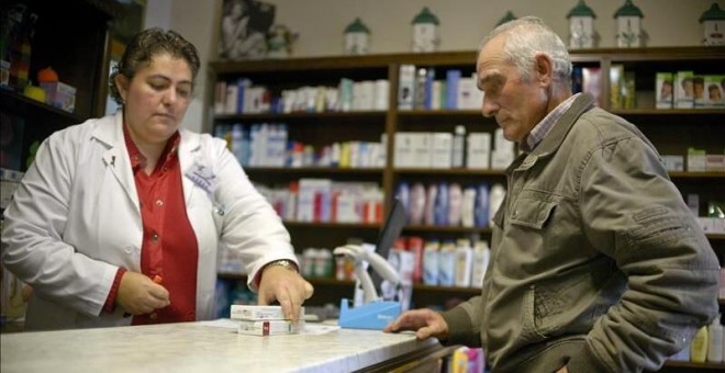 El repago farmacéutico dispara la cifra de pacientes que renuncia a los tratamientos prescritos. EFE/Archivo