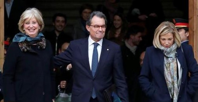 El expresidente de la Generalitat Artur Mas, y las exconselleras Joana Ortega e Irene Rigau, a su salida del TSCJ por el juicio del 9N. EFE/Archivo