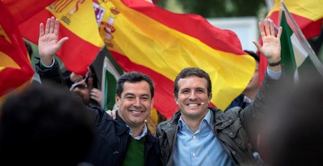 El presidente del PP, Pablo Casado, y el candidato de su partido a la presidencia de la Junta de Andalucía, Juanma Moreno (i), en la clausura de un acto de Nuevas Generaciones de Andalucía. EFE