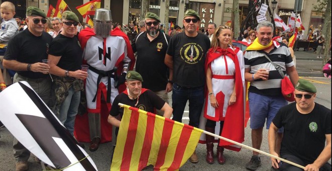El líder del Frente Nacional Identitario, con casco templario, junto a simpatizantes durante la manifestación del 12-O en Barcelona.