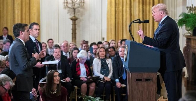 11/07/2018.- El presidente de los Estados Unidos, Donald J. Trump (d), habla con el reportero de la CNN Jim Acosta (i) durante una conferencia de prensa en la Sala Este de la Casa Blanca en Washington, DC, EE. UU., hoy 7 de noviembre de 2018. El acceso a