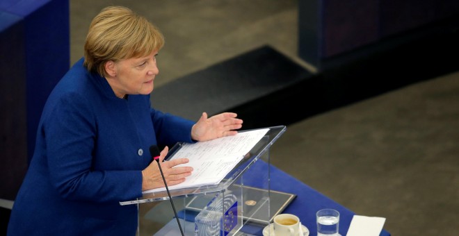 La canciller alemana, Angela Merkel, durante su discurso en el Parlamento Europeo en el que ha defendido la creación de un ejército que englobe a toda la Unión Europea | Vincent Kessler / Reuters