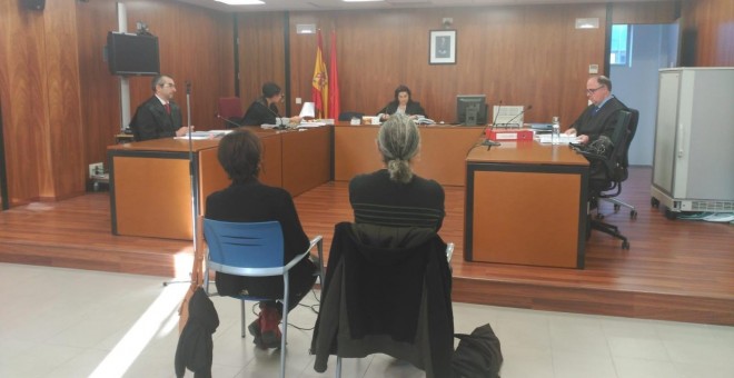 Carolina Martínez y Clemente Bernad durante el juicio. (EP)