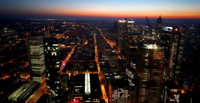 Vista nocturna del distrito financiero de Fráncfort. REUTERS/Kai Pfaffenbach