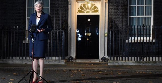 14/11/2018.- La primera ministra británica, Theresa May, ofrece una rueda de prensa en el exterior del número 10 de Downing Street, en Londres (Reino Unido), hoy, 14 de noviembre de 2018. May afirmó hoy que el acuerdo al que ha llegado con la Unión Europe