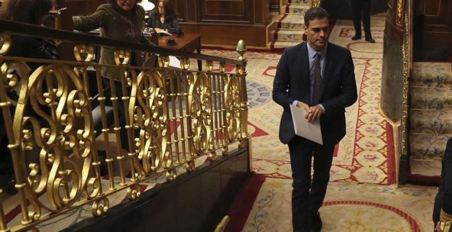 14/11/2018.-El presidente del Gobierno, Pedro Sánchez, abandona el hemicíclo durante la sesión de control al Ejecutivo que hoy tiene lugar en el Congreso de los Diputados. EFE/Ballesteros