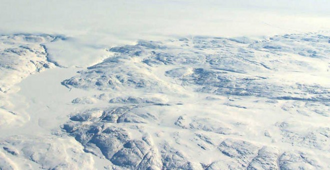 El cráter gigante, provocado por un meteorito de hielo, está oculto bajo el hielo en Groenlandia. / NASA