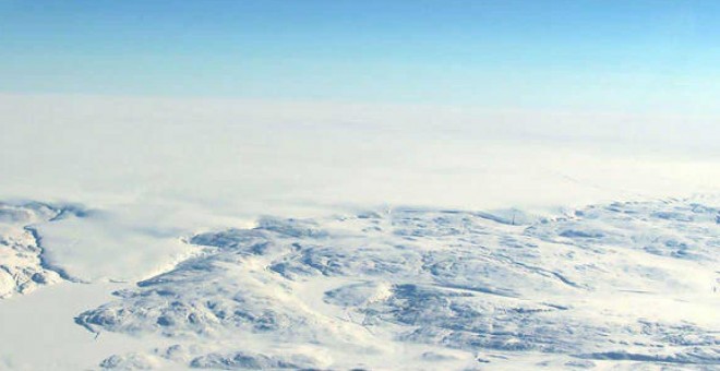 El cráter gigante, provocado por un meteorito de hielo, está oculto bajo el hielo en Groenlandia. / NASA