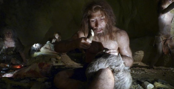 Una familia neandertal, en una exposición en el Museo Neandertal de Kaprina, en Croacia. / REUTERS