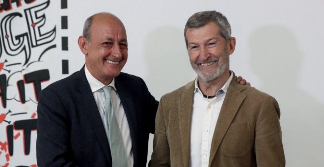 Jesús Montero, con su sucesor en Podemos Madrid, el exjemad, Julio Rodríguez EFE/Kiko Huesca