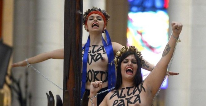 Las activistas de Femen que se encadenaron en la catedral de Almudena  |  AFP