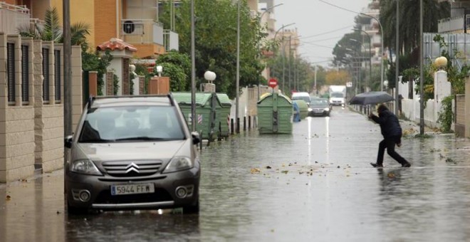 Imagen de una de las calles inundadas de la playa de Gandia y que debido a las fuertes lluvias en la comarca de La Safor se mantiene la alerta roja en el litoral sur de la provincia de València EFE/Natxo Francés