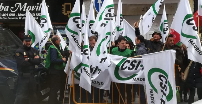 Afiliados a CSI-F se preparan para la manifestación de los trabajadores de la Justicia de este viernes en Madrid.- CSI-F