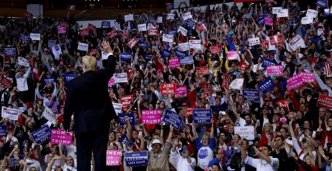 El presidente de EEUU, Donald Trump, saluda a los asistentes a un mitin electoral en Houston (Texas, EEUU).  REUTERS/Leah Millis