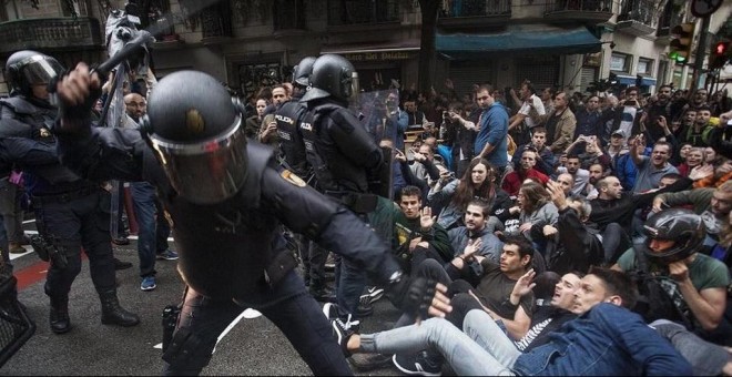 Cargas policiales en el día del referéndum. EFE/Archivo