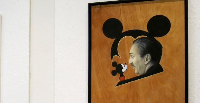 Fotografía facilitada por Walt Disney Company, de dos de las piezas de la muestra con la que se celebra el 90 cumpleaños de Mickey Mouse./EFE